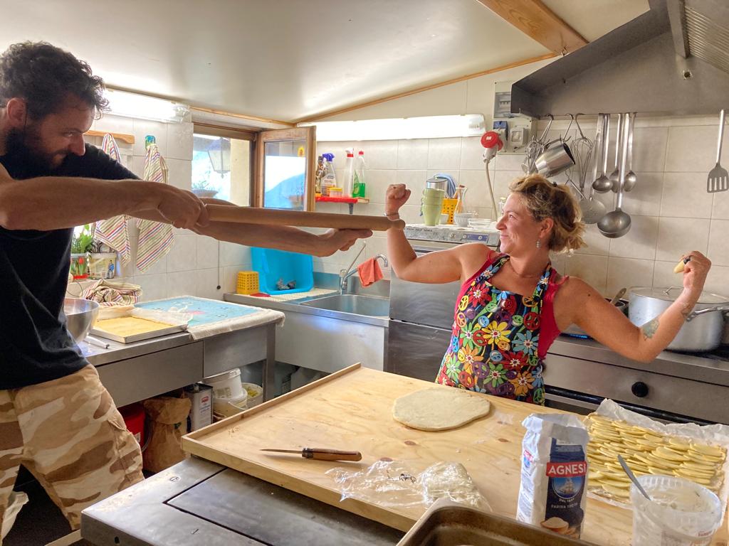 in cucina al Rifugio Ferraro